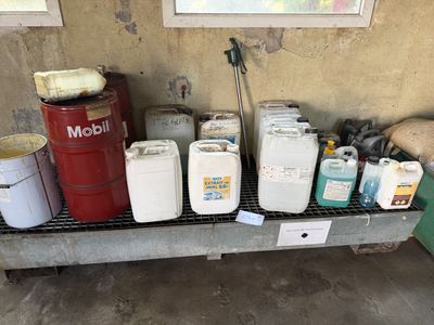 de nombreux récipients alignés sur une étagère dans une pièce