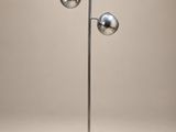 un lampadaire en métal avec trois boules chromées sur le pied