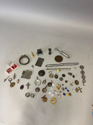 un grand nombre d'objets posés à même le sol