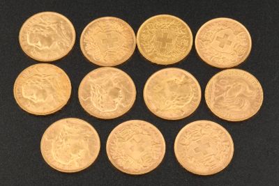 gros plan d'un paquet de pièces d'or sur une surface noire