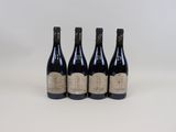 trois bouteilles de vin sont alignées sur une surface blanche