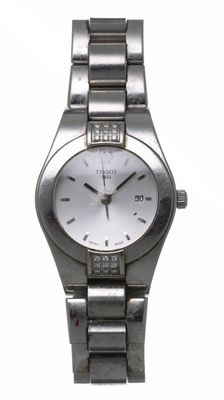 une image d'un gros plan d'une montre-bracelet sur un fond blanc
