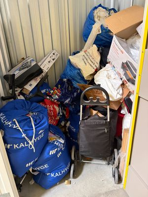 une pile de sacs et un chariot dans un débarras