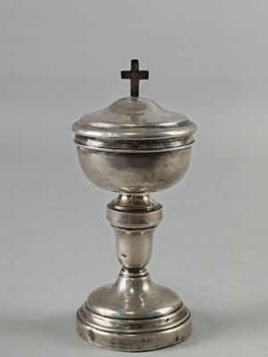 paire de bougeoirs en métal argenté ornés d'une croix sur le dessus