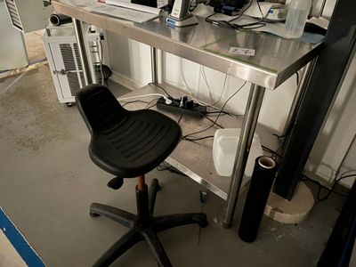 un bureau avec une chaise et un ordinateur dessus