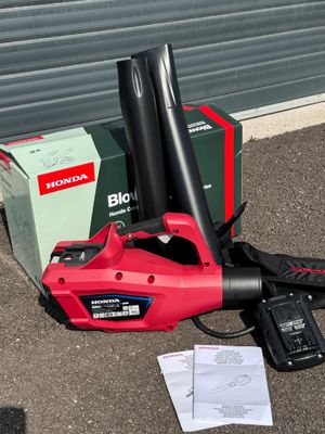 un ventilateur posé par terre à côté d'une boîte