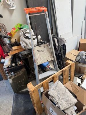 une pile de cartons et une échelle dans un garage