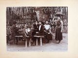 un groupe de personnes assises autour d'une table