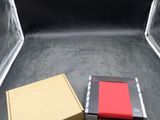 deux cartons posés par terre