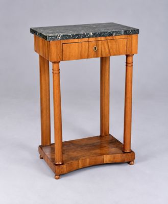une petite table avec un plateau en marbre et des pieds en bois