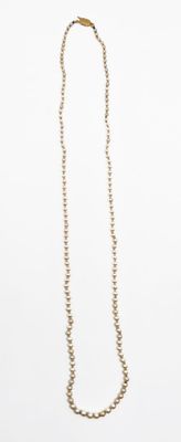 collier de perles sur fond blanc, avec un fermoir doré