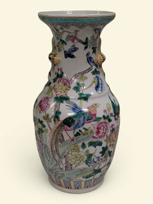 un vase orné d'un motif représentant un oiseau et des fleurs