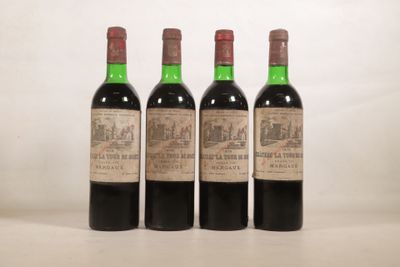 trois bouteilles de vin sont alignées sur une table