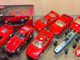 un lot de voitures-jouets exposées dans une vitrine