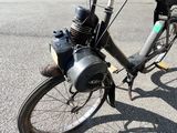un vélo garé au bord de la rue