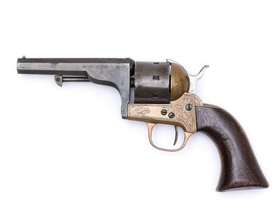 gros plan d'un revolver sur fond blanc