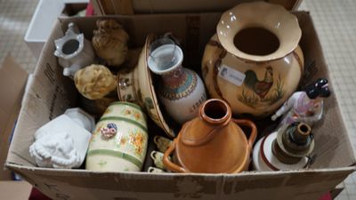 une boîte remplie de vases et d'autres objets