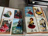 un livre sur lequel figurent des photos de différentes personnes