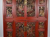 un buffet chinois ancien orné de panneaux sculptés sur les portes et les tiroirs