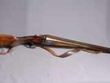 un vieux fusil dans un étui en cuir, sur fond blanc