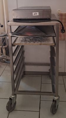 une photo d'un four à pizza monté sur un chariot dans une cuisine