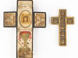 deux croix et une boîte sur laquelle figure une image de Jésus