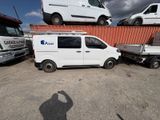 une camionnette blanche garée devant un camion