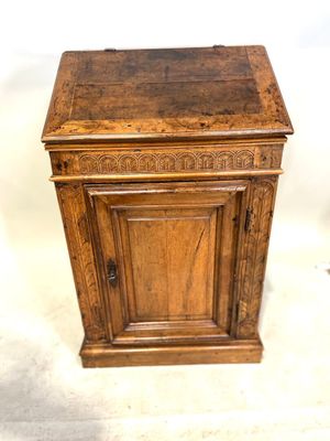 une vieille table en bois surmontée d'un tiroir