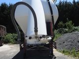 un grand réservoir blanc posé à l'arrière d'un camion
