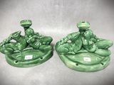paire de figurines en céramique verte représentant un homme et une femme sur un bateau