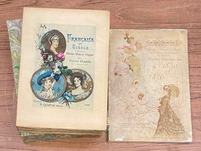 deux livres posés sur une table