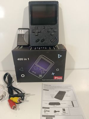 une boîte noire sur laquelle est posé une manette de jeu
