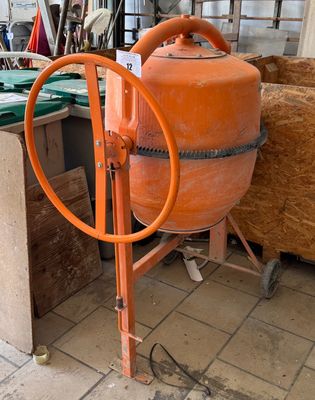 une borne d'incendie orange posée sur un chariot au milieu d'une pièce