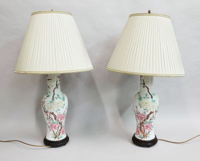paire de lampes de style chinois avec un abat-jour blanc et un motif floral