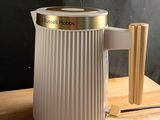une cafetière posée sur une table en bois