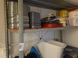 une étagère contenant de nombreux objets dans une pièce