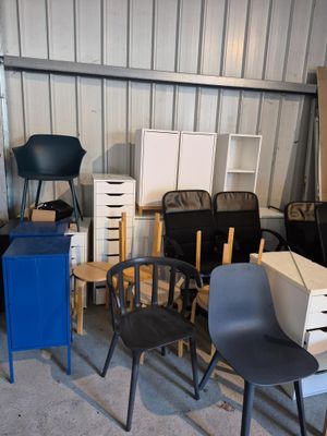 Il y a beaucoup de chaises et de tables différentes dans ce garage