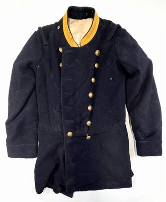 un gros plan sur un manteau noir orné de boutons dorés