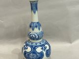 un vase bleu et blanc orné d'un motif de poisson