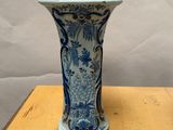 un vase bleu et blanc posé sur une table en bois