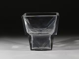 un verre à shot posé sur une table, sur fond noir