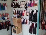 une pièce où il y a beaucoup de vêtements accrochés au mur