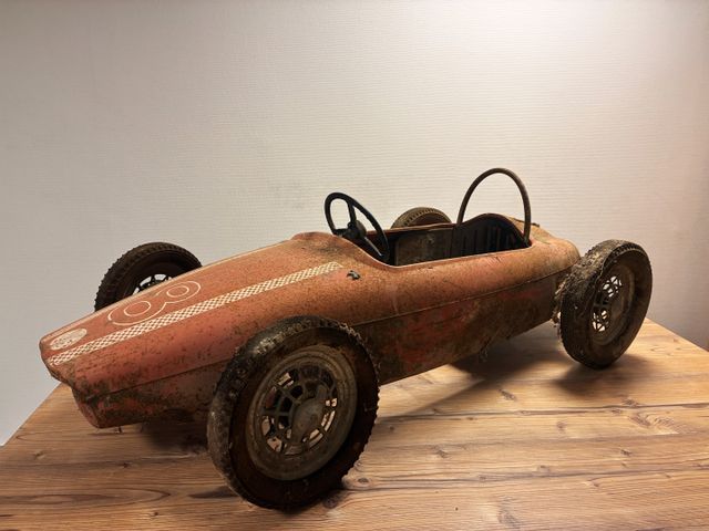 Voiture à pédale Ferrari, en l’état (dont rouille)