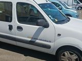une petite camionnette blanche garée sur un parking