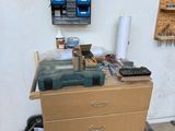 une photo d'un établi sur lequel sont posés des outils