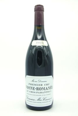 une bouteille de vin posée sur une table