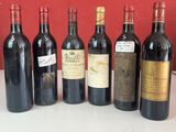 plusieurs bouteilles de vin sont alignées sur une table