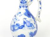 un vase bleu et blanc avec un oiseau dessus