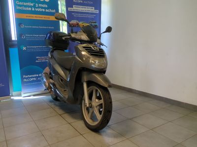 a scooter that is parked in front of a wall