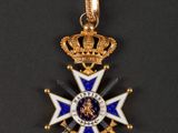 a close up of a medal with a crown on it